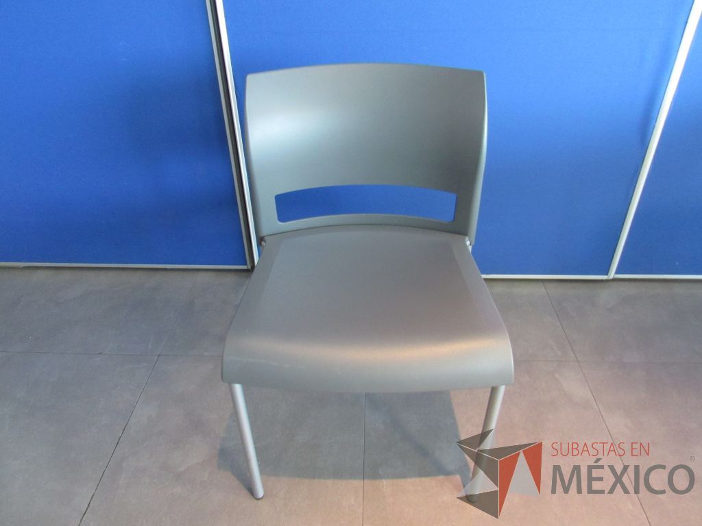 Lote 104 - 5 Sillas de comedor con 4 patas metálicas, asiento y respaldo liso color gris claro