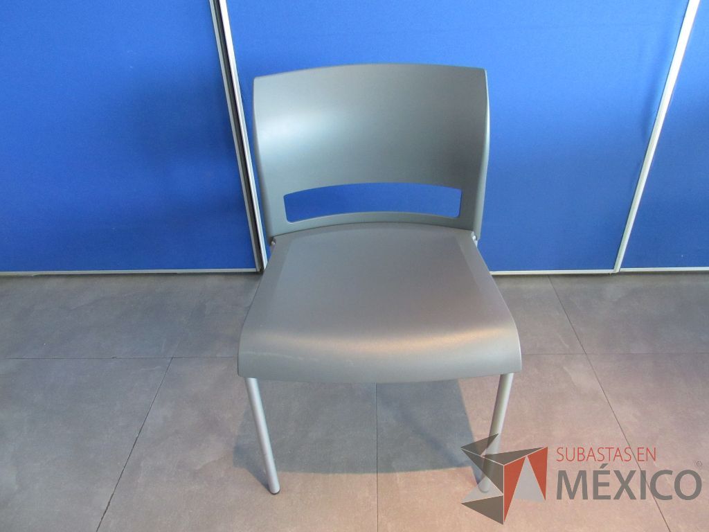Lote 104 - 5 Sillas de comedor con 4 patas metálicas, asiento y respaldo liso color gris claro - Imagen 2