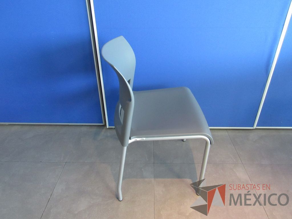 Lote 104 - 5 Sillas de comedor con 4 patas metálicas, asiento y respaldo liso color gris claro - Imagen 3