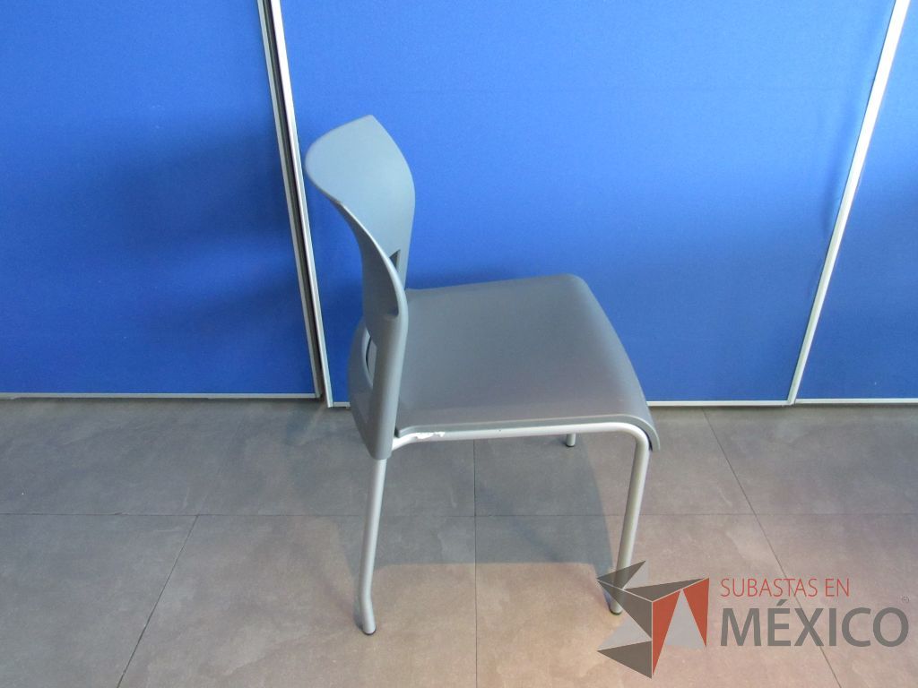 Lote 104 - 5 Sillas de comedor con 4 patas metálicas, asiento y respaldo liso color gris claro - Imagen 4