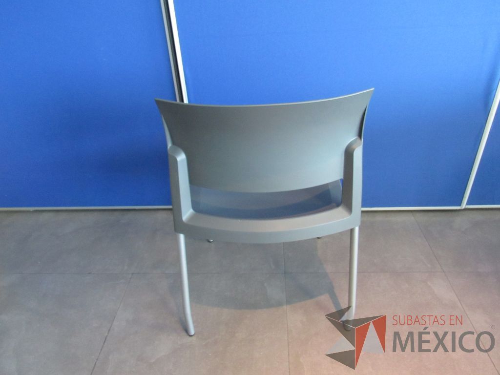 Lote 104 - 5 Sillas de comedor con 4 patas metálicas, asiento y respaldo liso color gris claro - Imagen 5