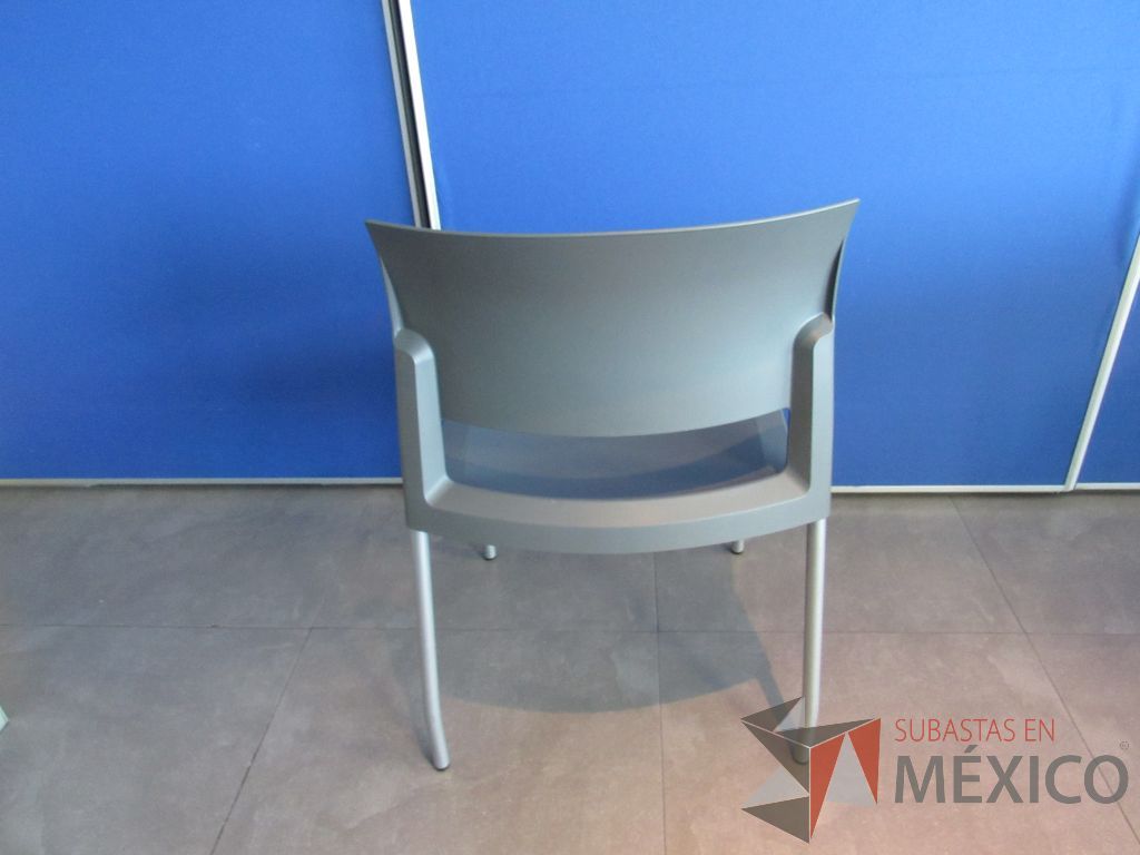 Lote 104 - 5 Sillas de comedor con 4 patas metálicas, asiento y respaldo liso color gris claro - Imagen 6