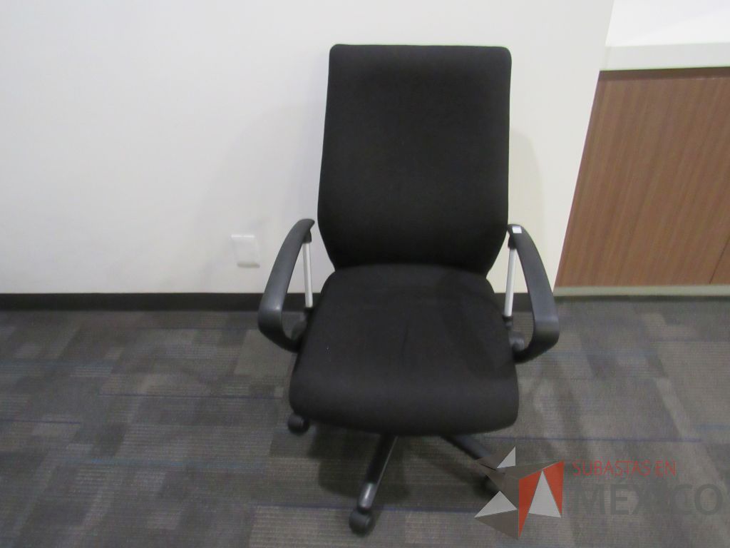 Lote 054 - 2 Sillas operativas con ruedas, descansabrazos, asiento y respaldo alto en tela color negro - Imagen 2