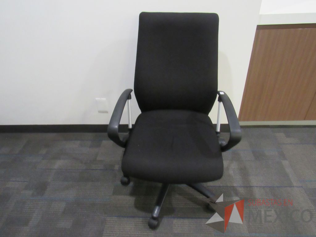 Lote 054 - 2 Sillas operativas con ruedas, descansabrazos, asiento y respaldo alto en tela color negro