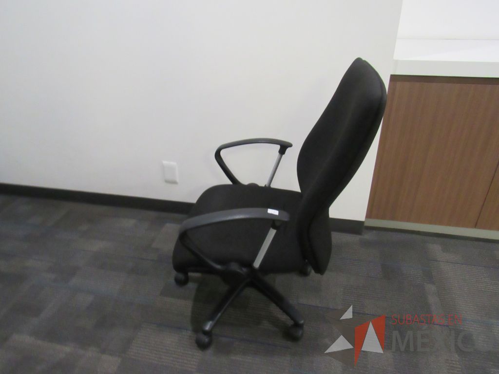 Lote 054 - 2 Sillas operativas con ruedas, descansabrazos, asiento y respaldo alto en tela color negro - Imagen 3