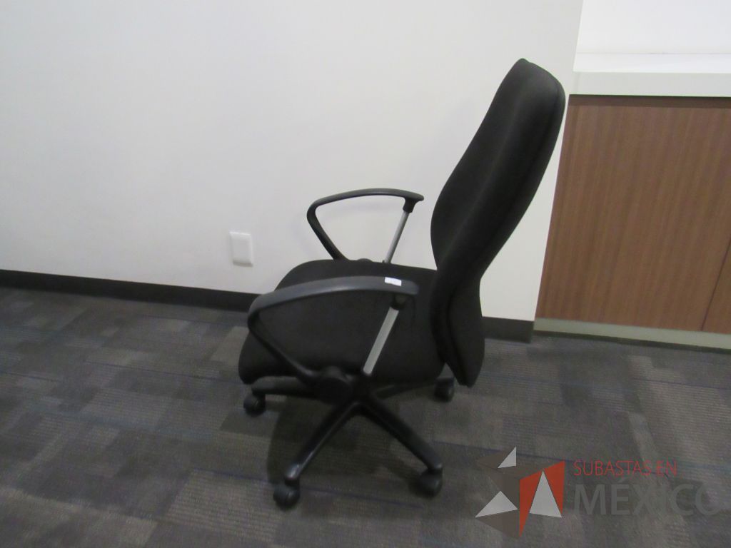 Lote 054 - 2 Sillas operativas con ruedas, descansabrazos, asiento y respaldo alto en tela color negro - Imagen 4