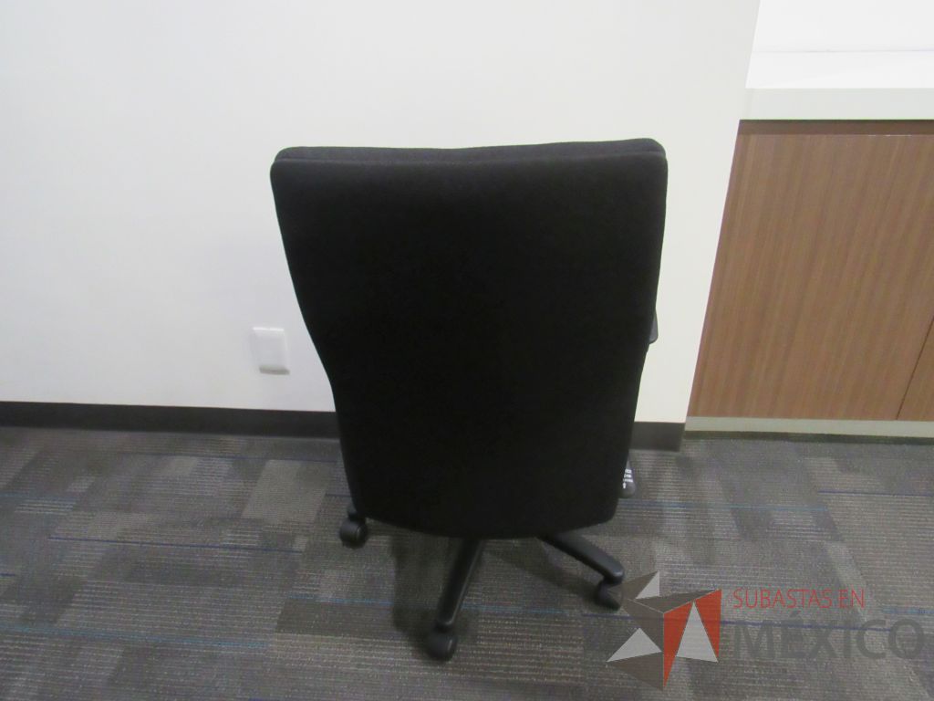 Lote 054 - 2 Sillas operativas con ruedas, descansabrazos, asiento y respaldo alto en tela color negro - Imagen 5