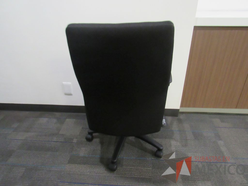 Lote 054 - 2 Sillas operativas con ruedas, descansabrazos, asiento y respaldo alto en tela color negro - Imagen 6
