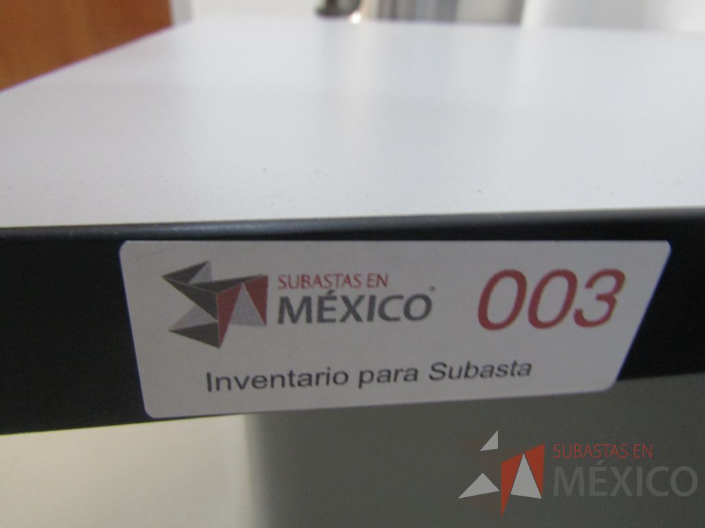 Lote 003 - Mesa de apoyo con base metálica y cubierta color blanco - Imagen 2