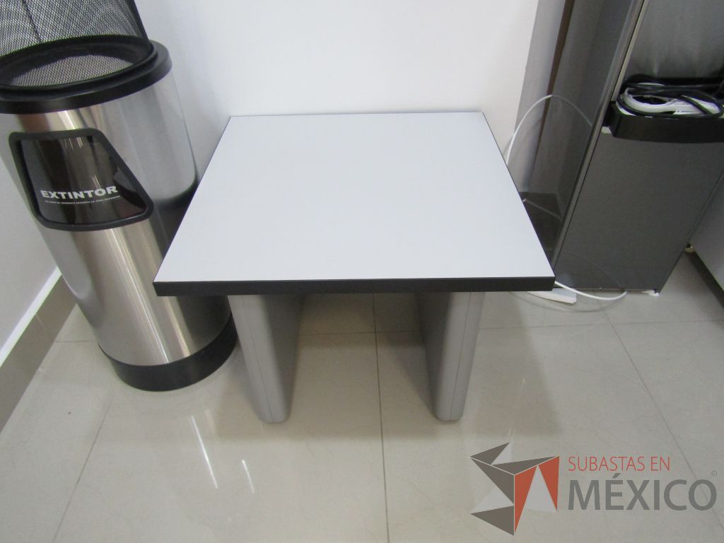 Lote 003 - Mesa de apoyo con base metálica y cubierta color blanco