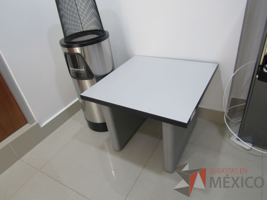 Lote 003 - Mesa de apoyo con base metálica y cubierta color blanco - Imagen 3