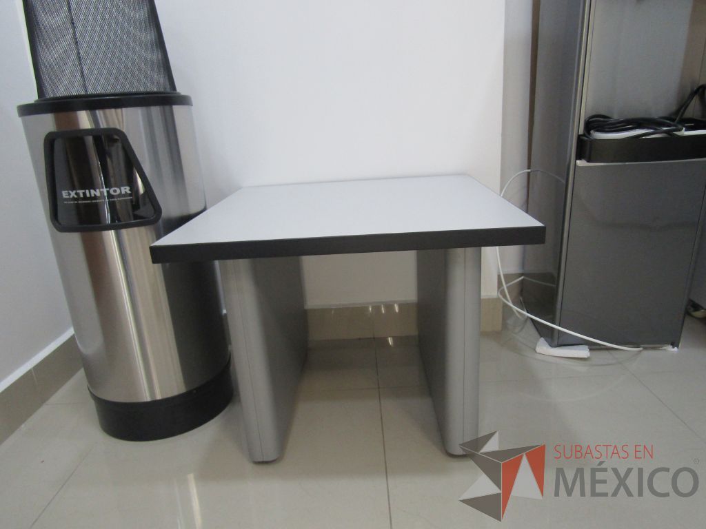 Lote 003 - Mesa de apoyo con base metálica y cubierta color blanco - Imagen 4