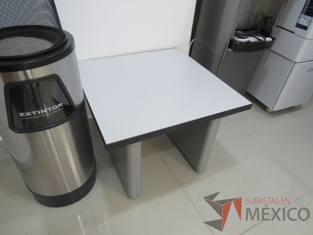 Lote 003 - Mesa de apoyo con base metálica y cubierta color blanco - Imagen 5