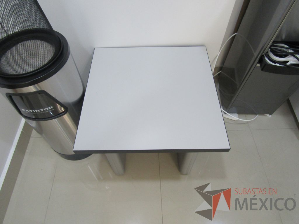 Lote 003 - Mesa de apoyo con base metálica y cubierta color blanco - Imagen 6