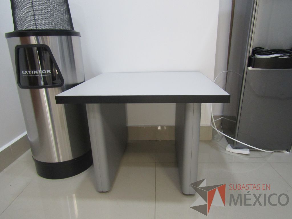 Lote 003 - Mesa de apoyo con base metálica y cubierta color blanco - Imagen 7