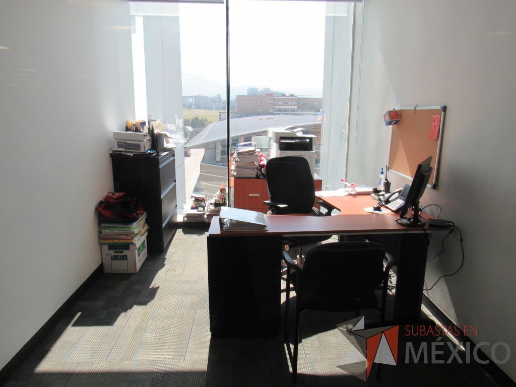 Lote 049 - Oficina Ejecutiva con escritorio en escuadra, Archivero y Credenza