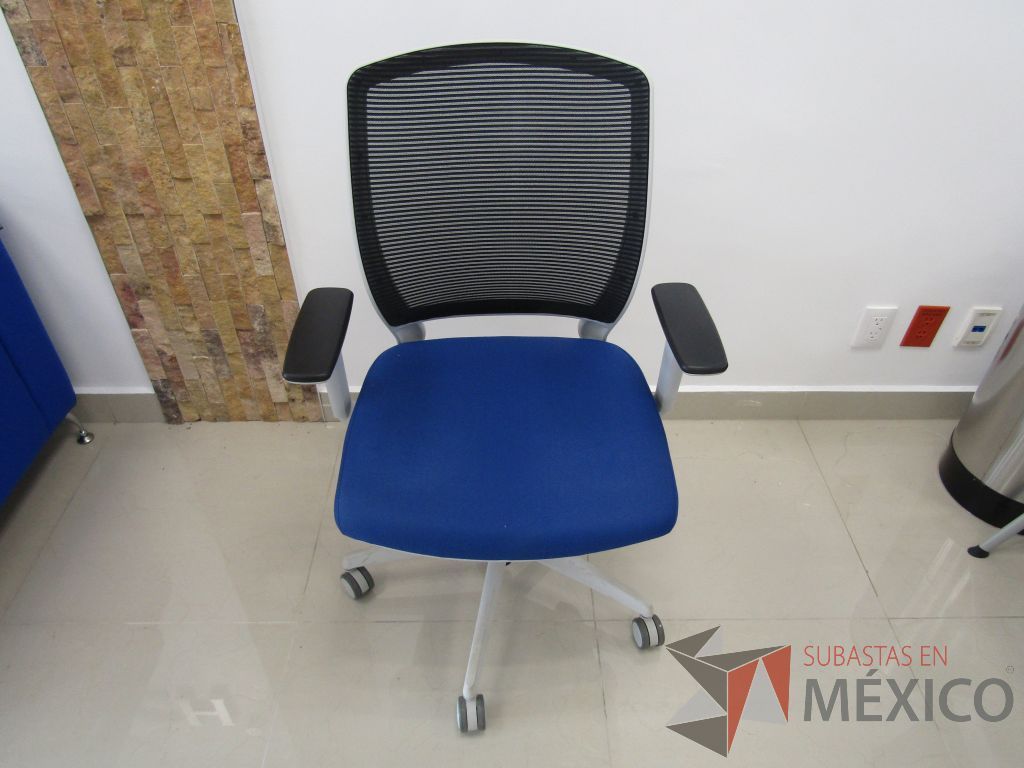Lote 001 - 2 Sillas operativas con ruedas, descansabrazos fijo, respaldo en malla y asiento en tela color azul. - Imagen 2