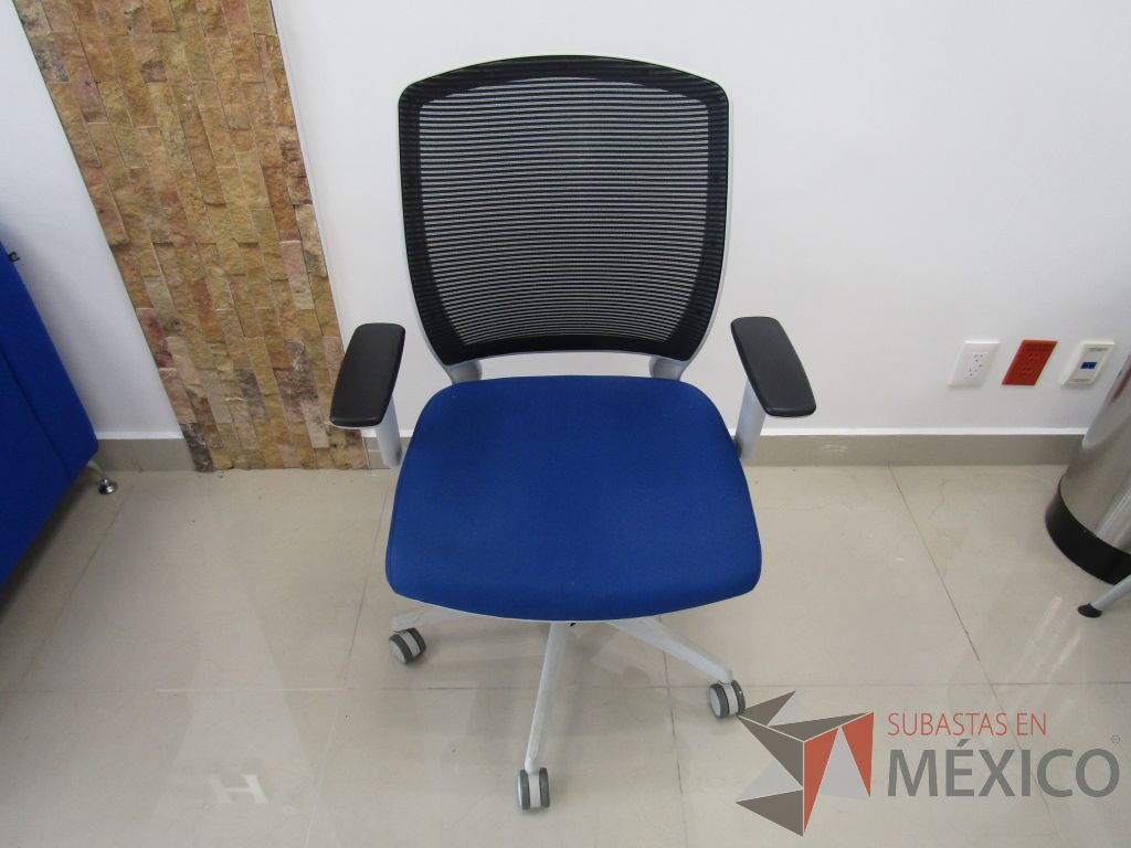 Lote 001 - 2 Sillas operativas con ruedas, descansabrazos fijo, respaldo en malla y asiento en tela color azul. - Imagen 3