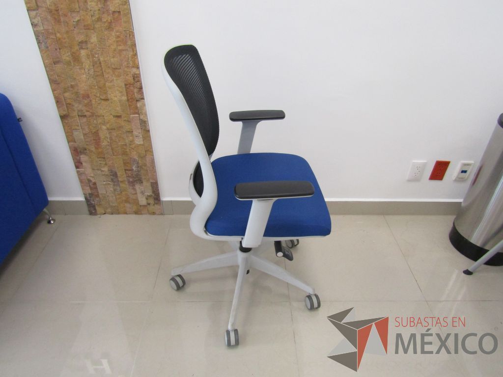 Lote 001 - 2 Sillas operativas con ruedas, descansabrazos fijo, respaldo en malla y asiento en tela color azul. - Imagen 4