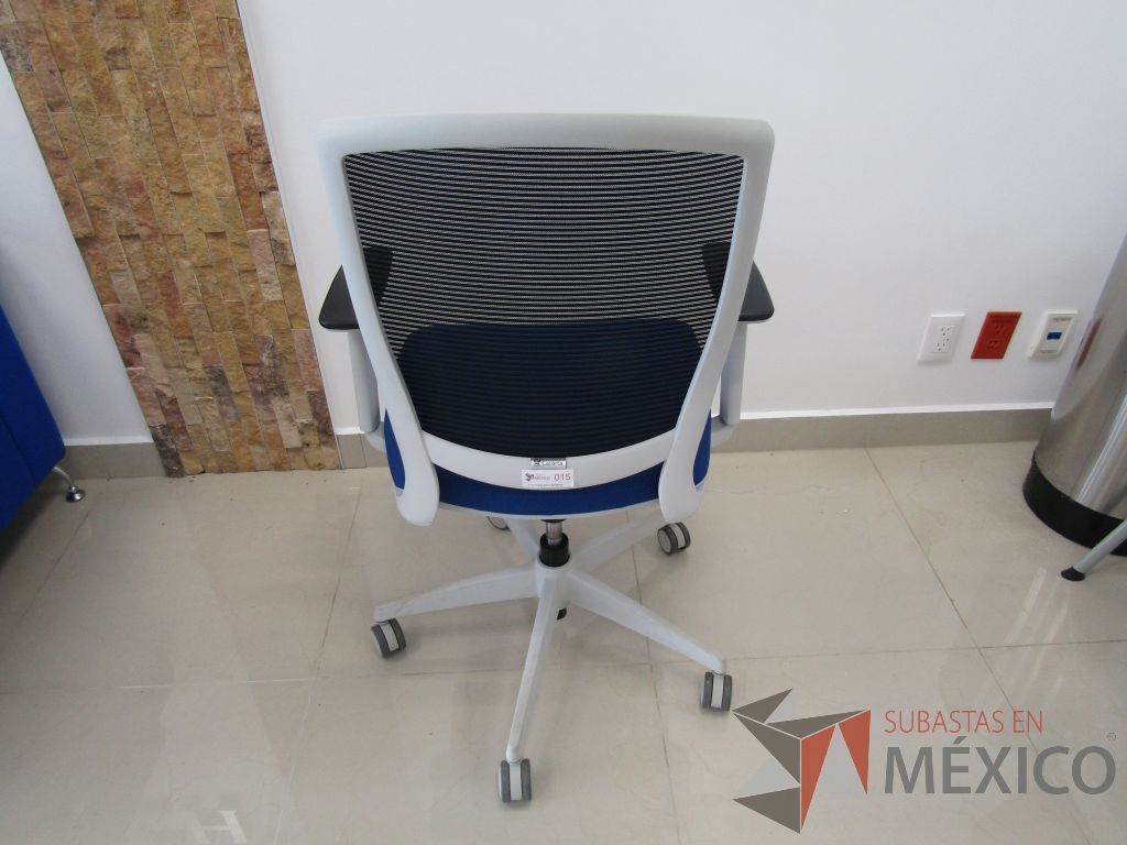 Lote 001 - 2 Sillas operativas con ruedas, descansabrazos fijo, respaldo en malla y asiento en tela color azul. - Imagen 6