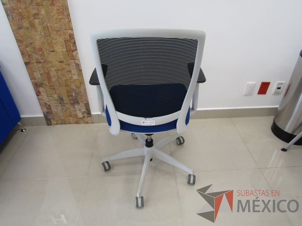 Lote 001 - 2 Sillas operativas con ruedas, descansabrazos fijo, respaldo en malla y asiento en tela color azul. - Imagen 7