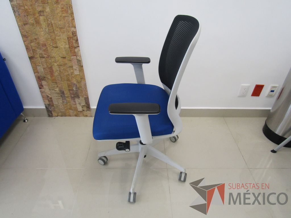 Lote 001 - 2 Sillas operativas con ruedas, descansabrazos fijo, respaldo en malla y asiento en tela color azul. - Imagen 8