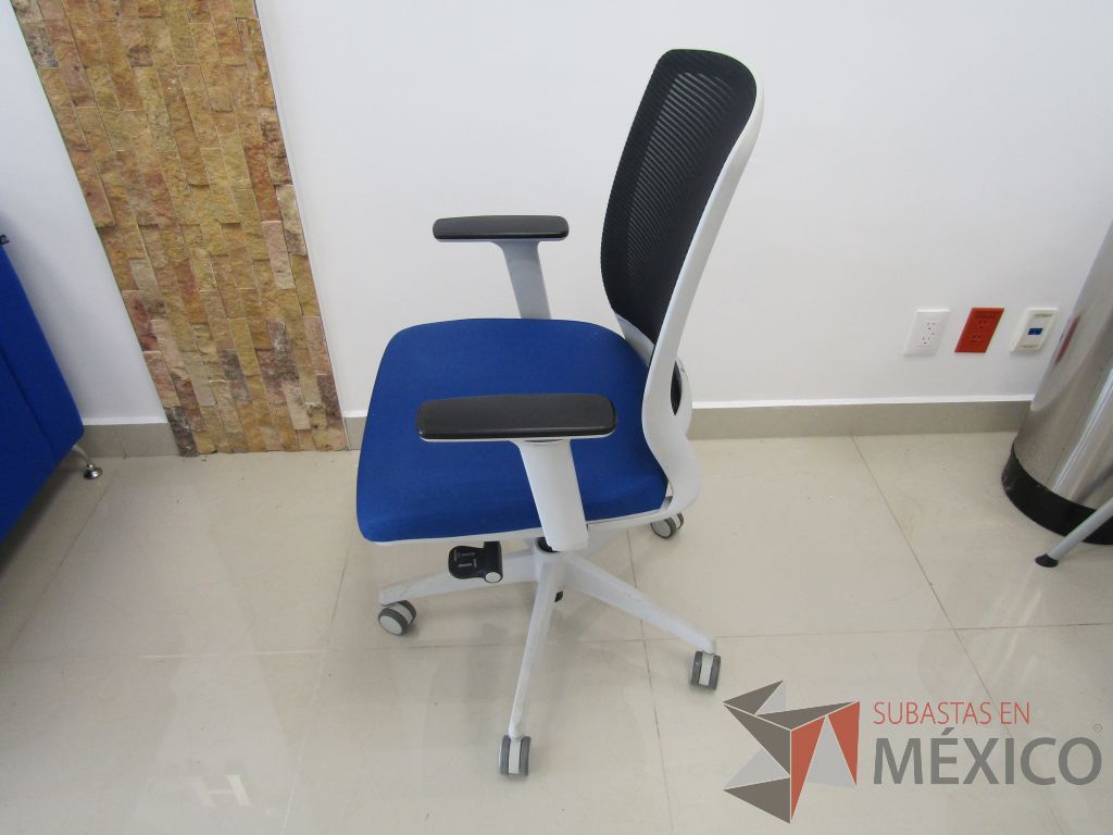 Lote 001 - 2 Sillas operativas con ruedas, descansabrazos fijo, respaldo en malla y asiento en tela color azul. - Imagen 9
