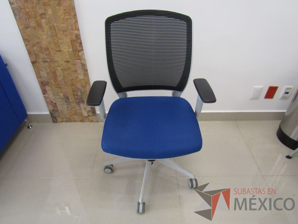 Lote 001 - 2 Sillas operativas con ruedas, descansabrazos fijo, respaldo en malla y asiento en tela color azul.