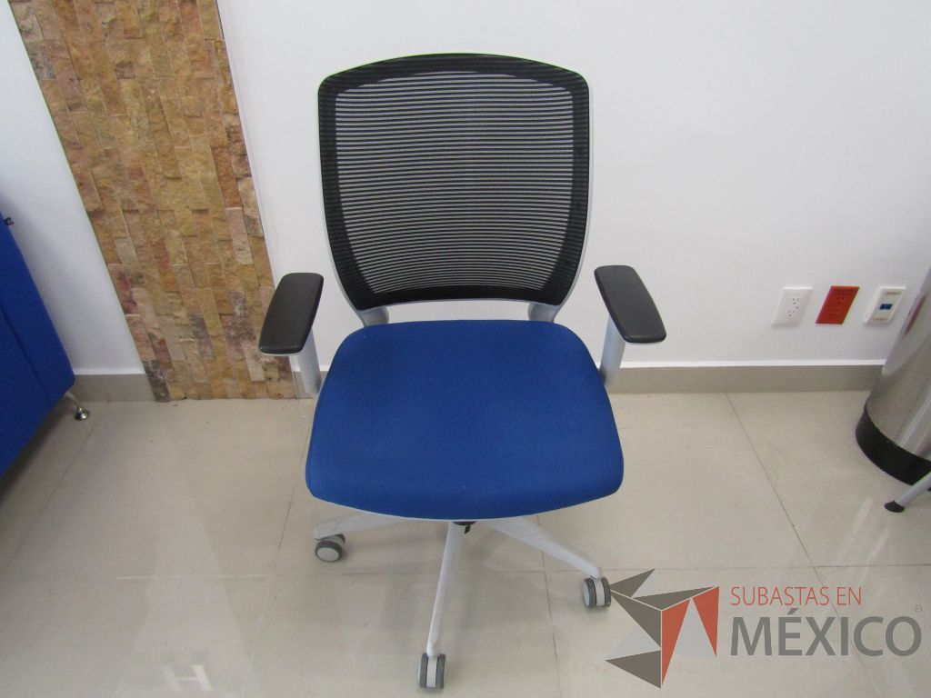 Lote 001 - 2 Sillas operativas con ruedas, descansabrazos fijo, respaldo en malla y asiento en tela color azul. - Imagen 10