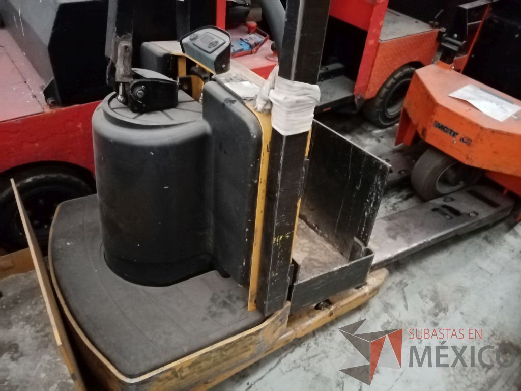 Lote 013 - Tractor de arrastre Yale MPE060LFN24T2748, Año: 2015 - Imagen 2