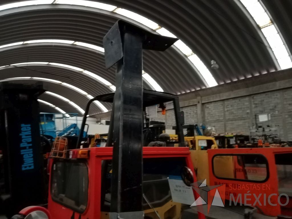 Lote 013 - Tractor de arrastre Yale MPE060LFN24T2748, Año: 2015 - Imagen 9