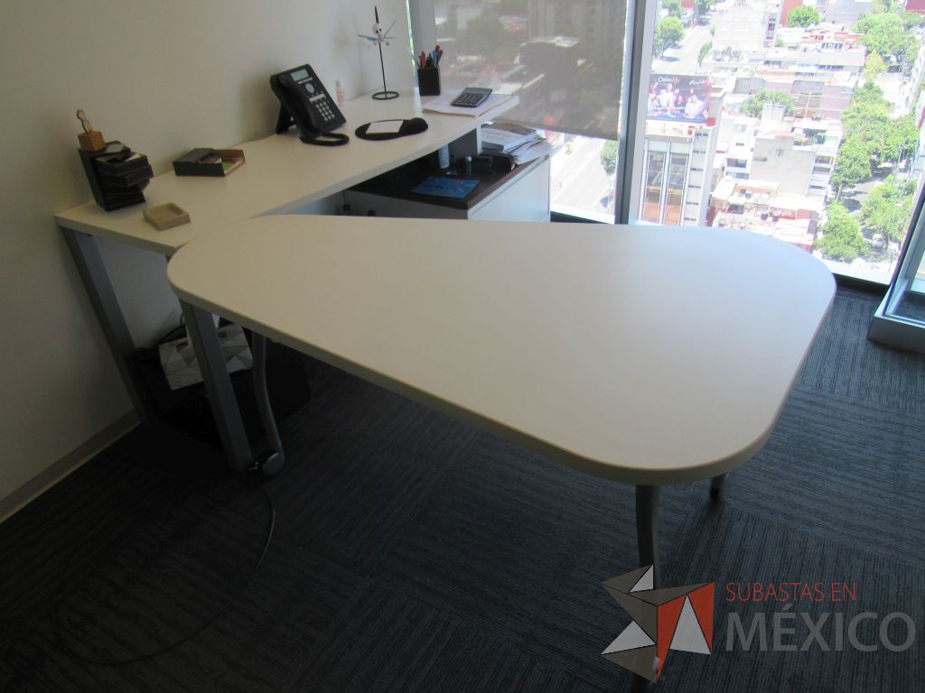 Lote 017 - Oficina Operativa con Escritorio, Mesa de Apoyo Triangular con Ruedas y Gabinete - Imagen 9