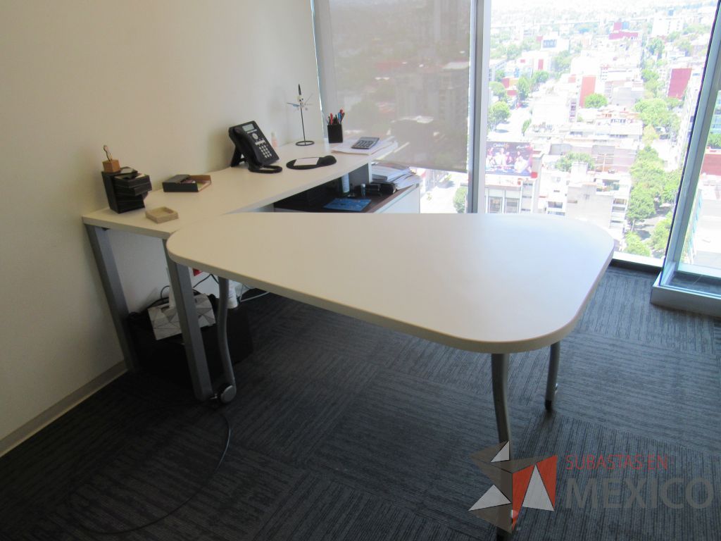 Lote 017 - Oficina Operativa con Escritorio, Mesa de Apoyo Triangular con Ruedas y Gabinete - Imagen 11