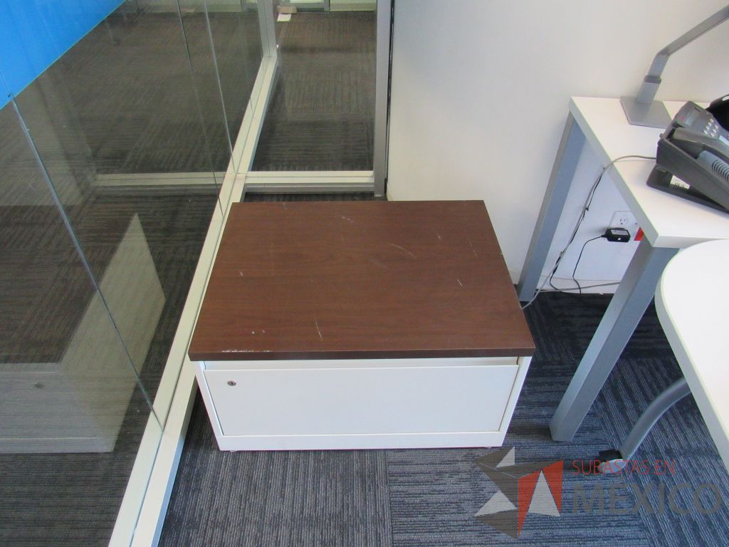 Lote 017 - Oficina Operativa con Escritorio, Mesa de Apoyo Triangular con Ruedas y Gabinete - Imagen 13