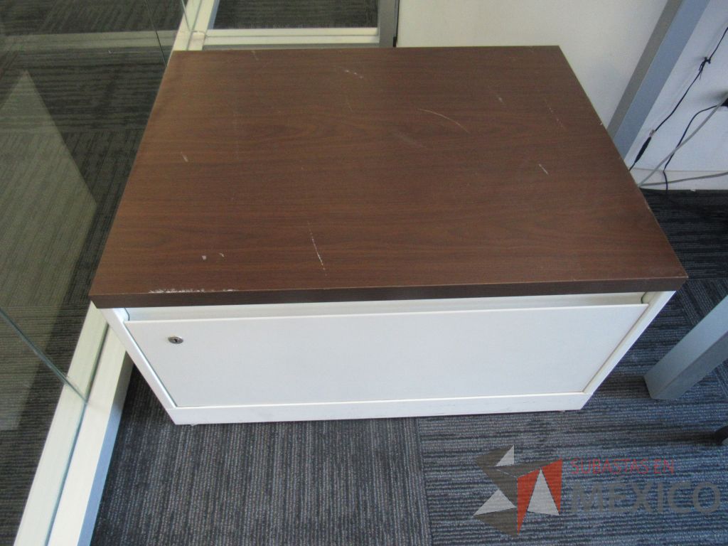 Lote 017 - Oficina Operativa con Escritorio, Mesa de Apoyo Triangular con Ruedas y Gabinete - Imagen 16