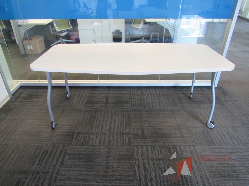 Lote 048 - Mesa de trabajo con 4 patas metálicas, ruedas y cubierta color blanco - Imagen 2