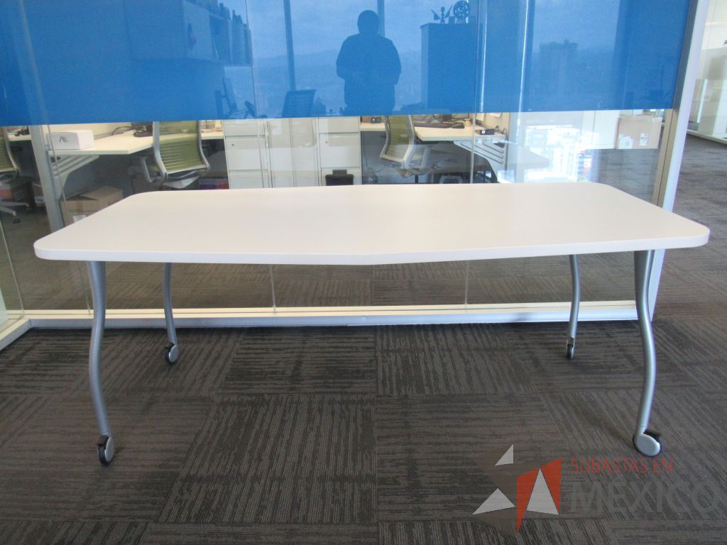 Lote 048 - Mesa de trabajo con 4 patas metálicas, ruedas y cubierta color blanco - Imagen 3