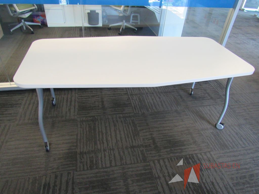 Lote 048 - Mesa de trabajo con 4 patas metálicas, ruedas y cubierta color blanco - Imagen 8
