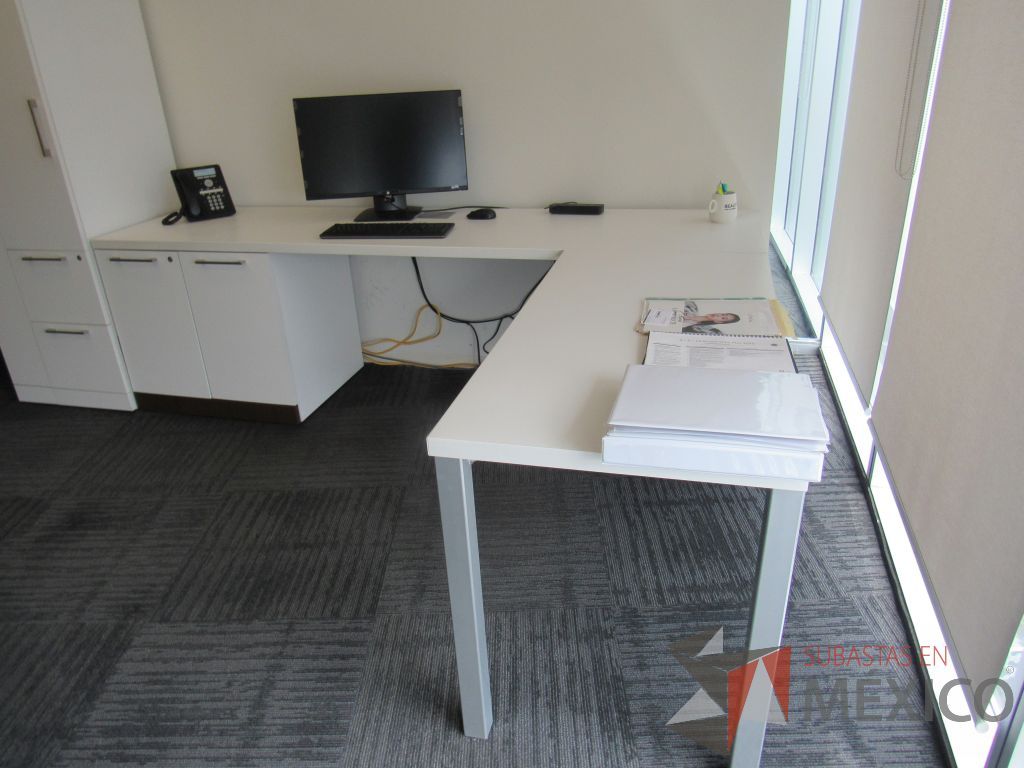 Lote 018 - Escritorio en escuadra blanco con gabinete de pedestal de dos puertas y cubierta color blanco - Imagen 6