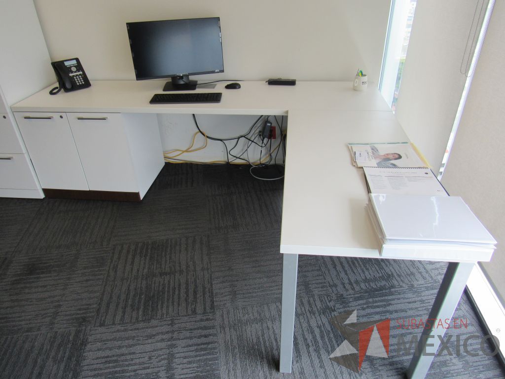 Lote 018 - Escritorio en escuadra blanco con gabinete de pedestal de dos puertas y cubierta color blanco - Imagen 7