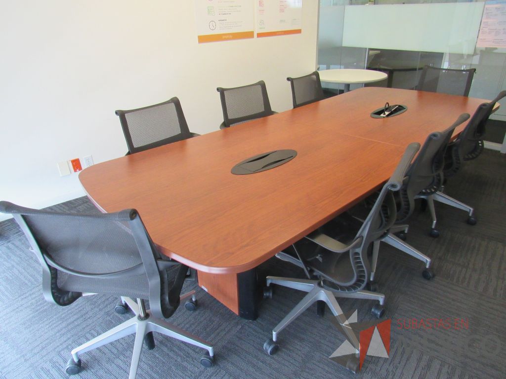 Lote 054 - Mesa de sala de juntas para 8 personas con accesorios para conexión y cubierta color café