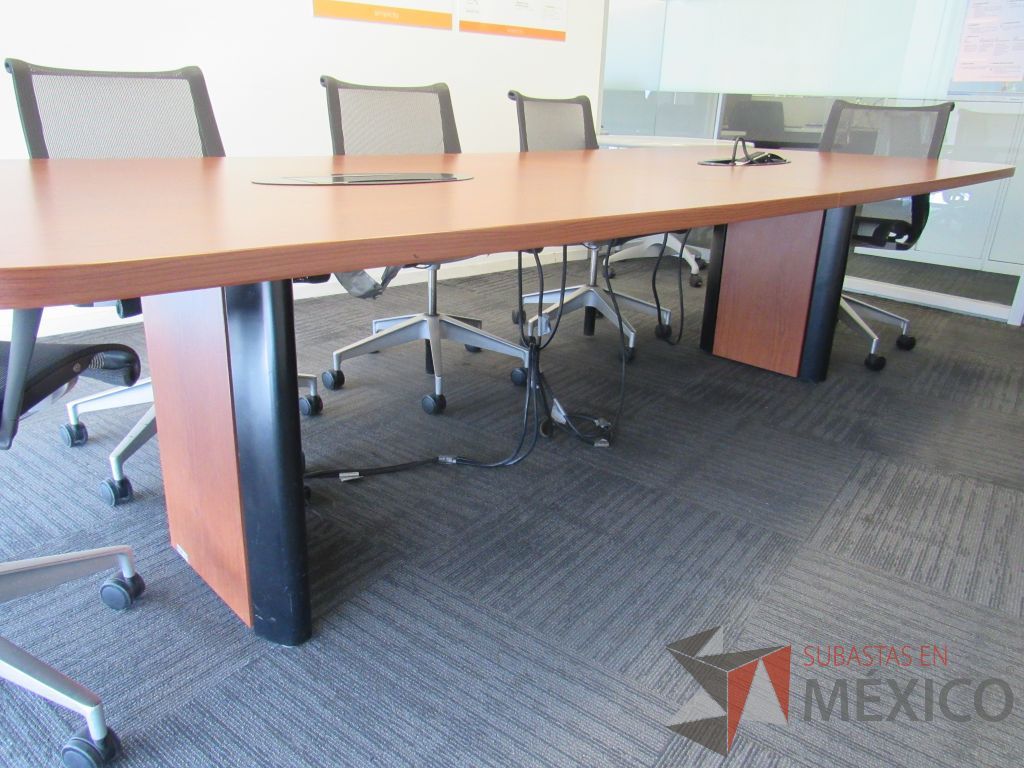 Lote 054 - Mesa de sala de juntas para 8 personas con accesorios para conexión y cubierta color café - Imagen 10