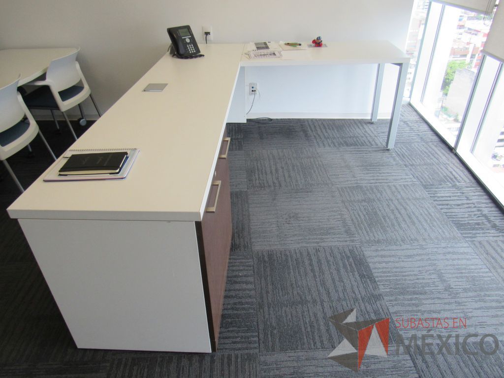 Lote 020 - Escritorio en escuadra con gabinete de pedestal de 2 puertas color café y cubierta color blanco - Imagen 5