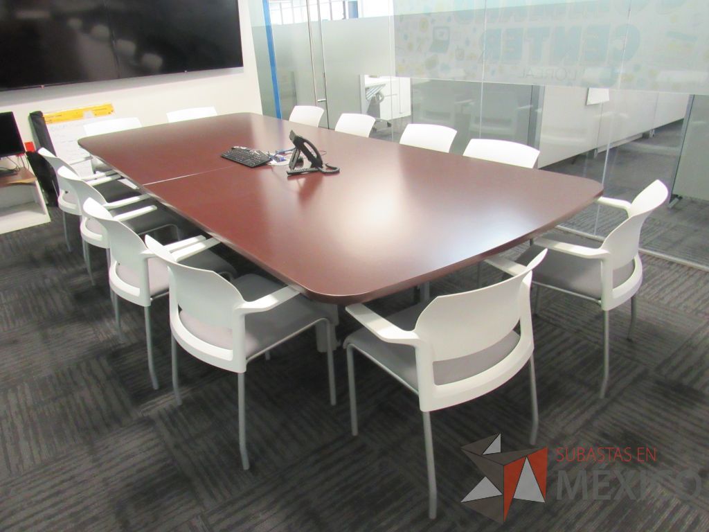 Lote 021 - Mesa de sala de juntas para 10 personas con accesorios para conexión y cubierta color café - Imagen 2