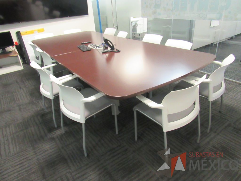 Lote 021 - Mesa de sala de juntas para 10 personas con accesorios para conexión y cubierta color café - Imagen 6