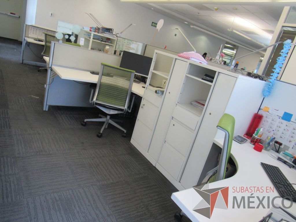 Lote 058 - Estación de trabajo para 7 personas de mampara baja con 7 gabinetes altos metálicos color blanco - Imagen 4