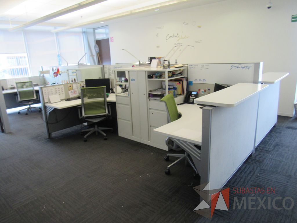 Lote 058 - Estación de trabajo para 7 personas de mampara baja con 7 gabinetes altos metálicos color blanco - Imagen 5