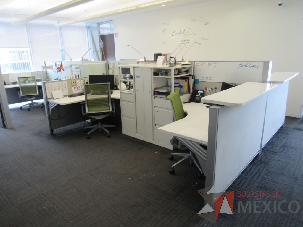 Lote 058 - Estación de trabajo para 7 personas de mampara baja con 7 gabinetes altos metálicos color blanco - Imagen 6