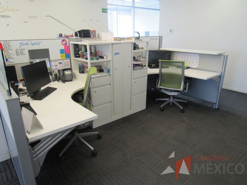 Lote 058 - Estación de trabajo para 7 personas de mampara baja con 7 gabinetes altos metálicos color blanco - Imagen 7