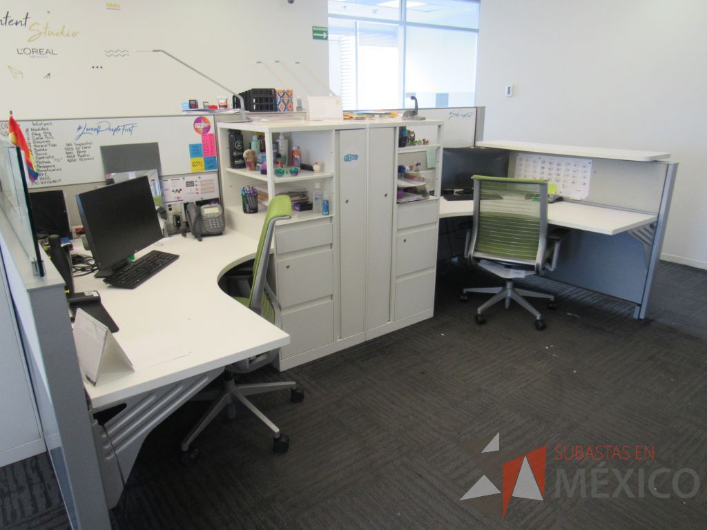 Lote 058 - Estación de trabajo para 7 personas de mampara baja con 7 gabinetes altos metálicos color blanco - Imagen 8